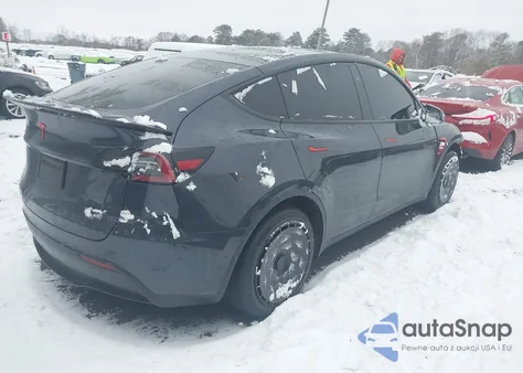 2024 Tesla Model Y Long Range Single Motor Rear-Wheel Drive/Rwd z USA, uszkodzony, nr VIN 7SAYGDED0RF110081